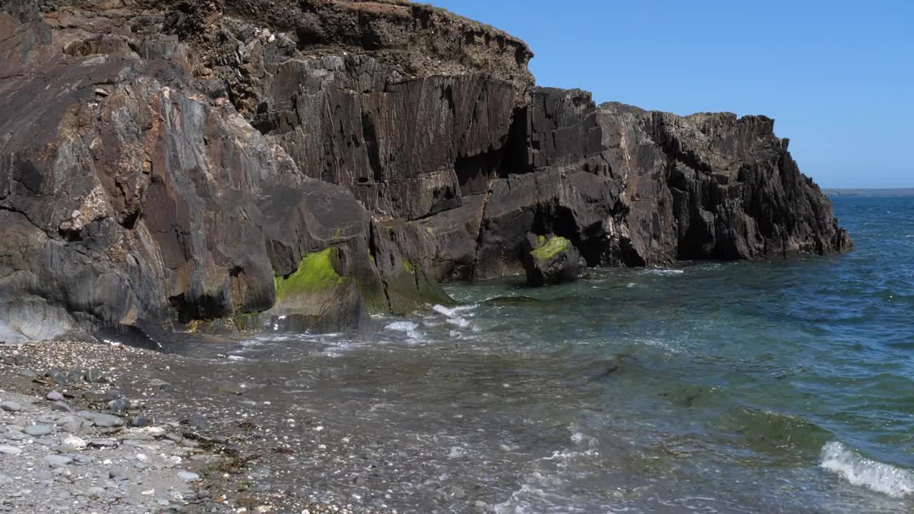 夏天的海景。大西洋的岩石海岸。小海浪。手持视频。视频素材