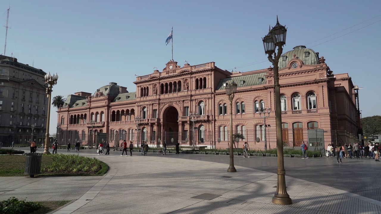 位于阿根廷首都布宜诺斯艾利斯市中心五月广场的“粉红之家”(Casa rosada)。视频素材