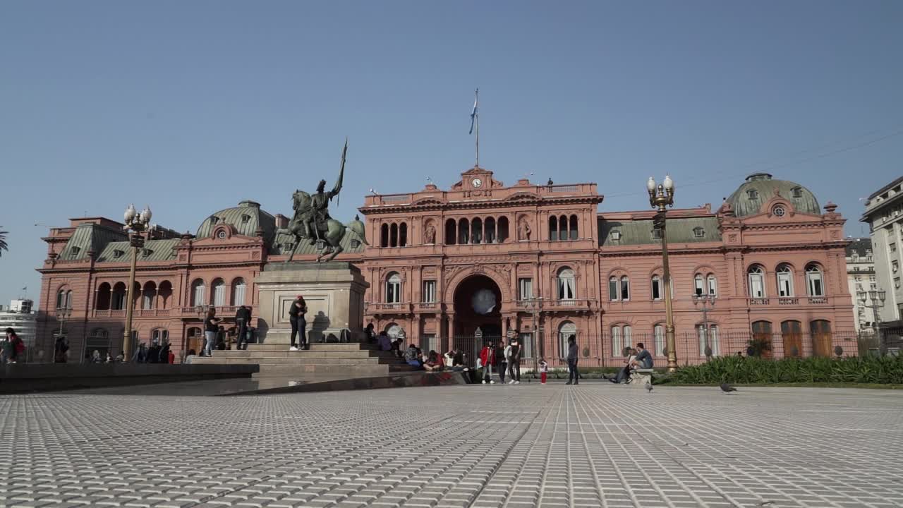 位于阿根廷首都布宜诺斯艾利斯市中心五月广场的“粉红之家”(Casa rosada)。视频素材