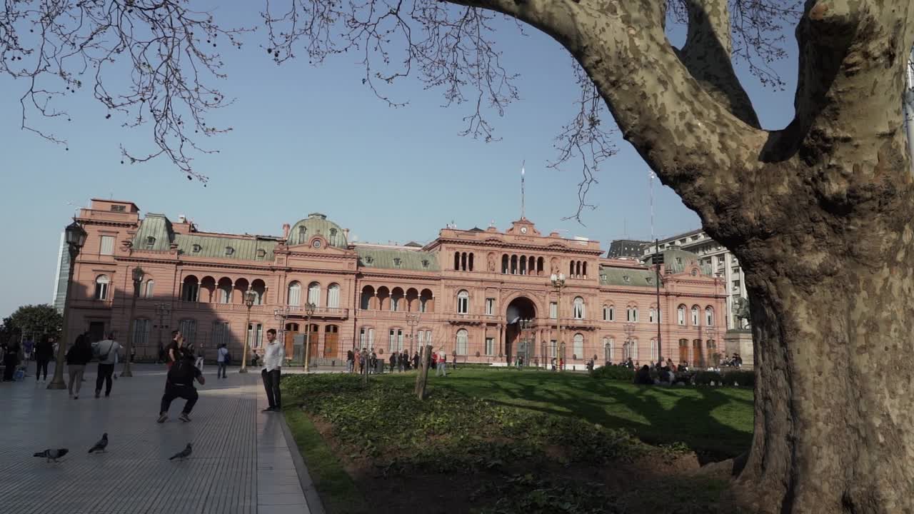 位于阿根廷首都布宜诺斯艾利斯市中心五月广场的“粉红之家”(Casa rosada)。视频素材