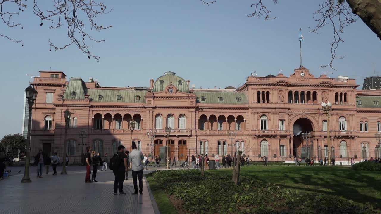 位于阿根廷首都布宜诺斯艾利斯市中心五月广场的“粉红之家”(Casa rosada)。视频素材