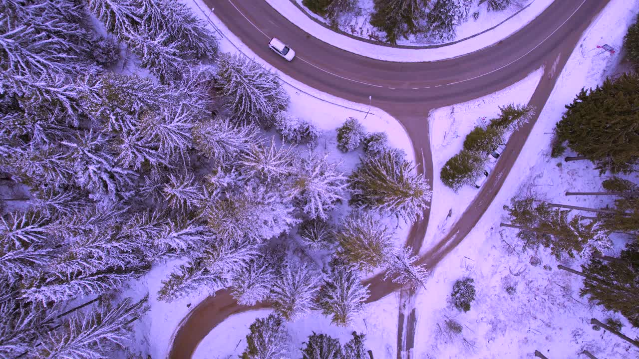 弯弯曲曲的路口在雪山视频素材