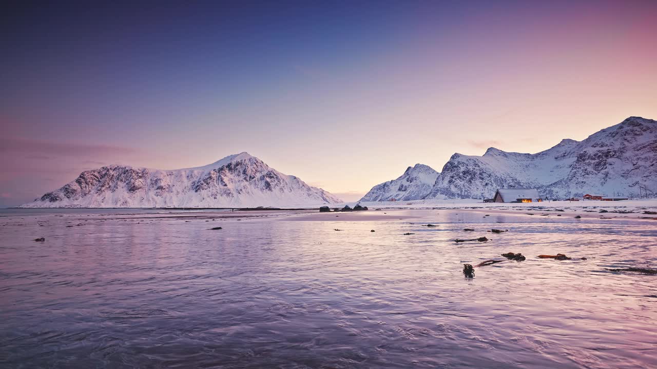 风景日落冬季景观冻结的岩石海洋海岸线与冰雪覆盖的山脉丘陵罗弗敦群岛，挪威视频素材