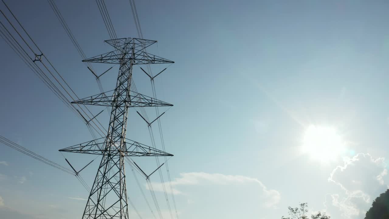 传输塔或电力塔鸟瞰图与天空背景。视频下载