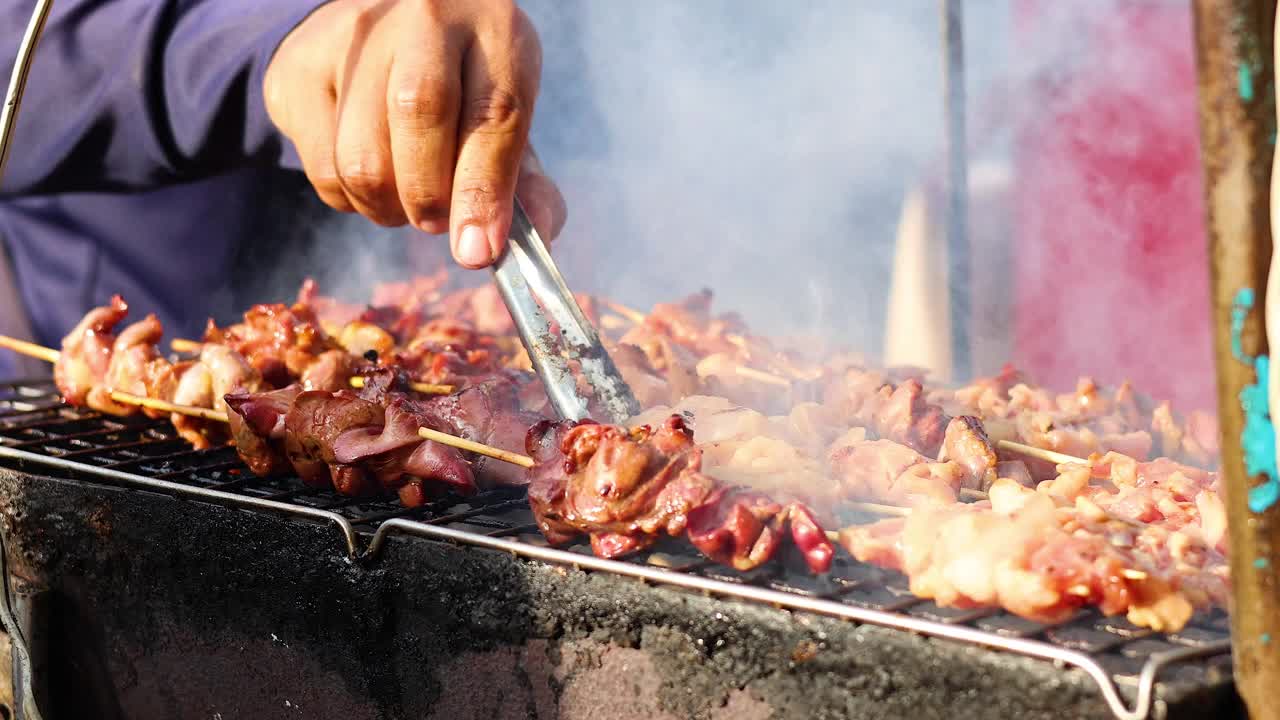 在烤肉架上烤肉视频素材