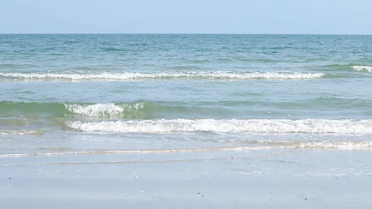 海滩和有波浪的热带海洋视频下载