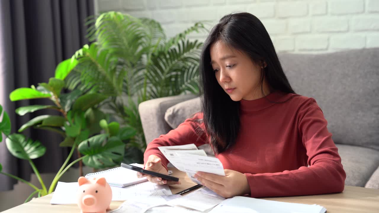 亚洲女性用智能手机计算信用卡债务视频下载