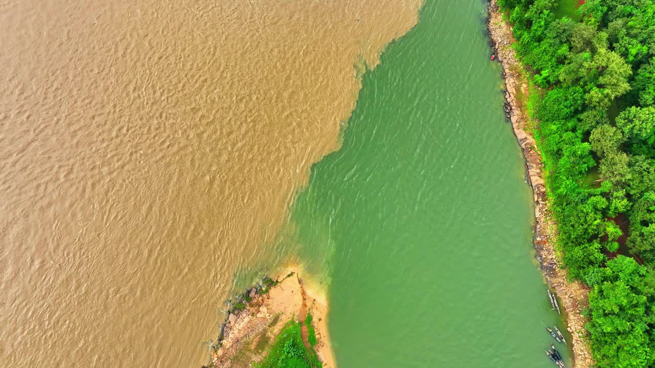 橙色和翠绿色的河流融合在一起，形成了一幅充满活力的自然画面。视频素材