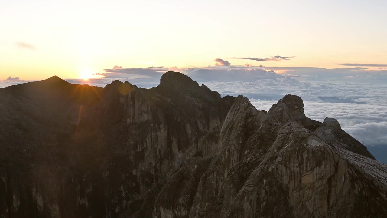 马来西亚京那巴鲁山北侧，1800米深的冰川形成的低洼峡谷上的日出。视频素材