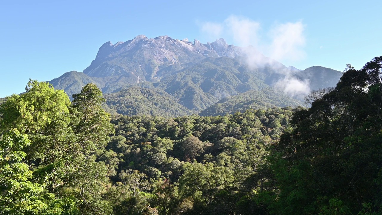 基纳巴卢山位于马来西亚婆罗洲沙巴州西海岸的基纳巴卢公园，是马来西亚最高的山脉。视频素材