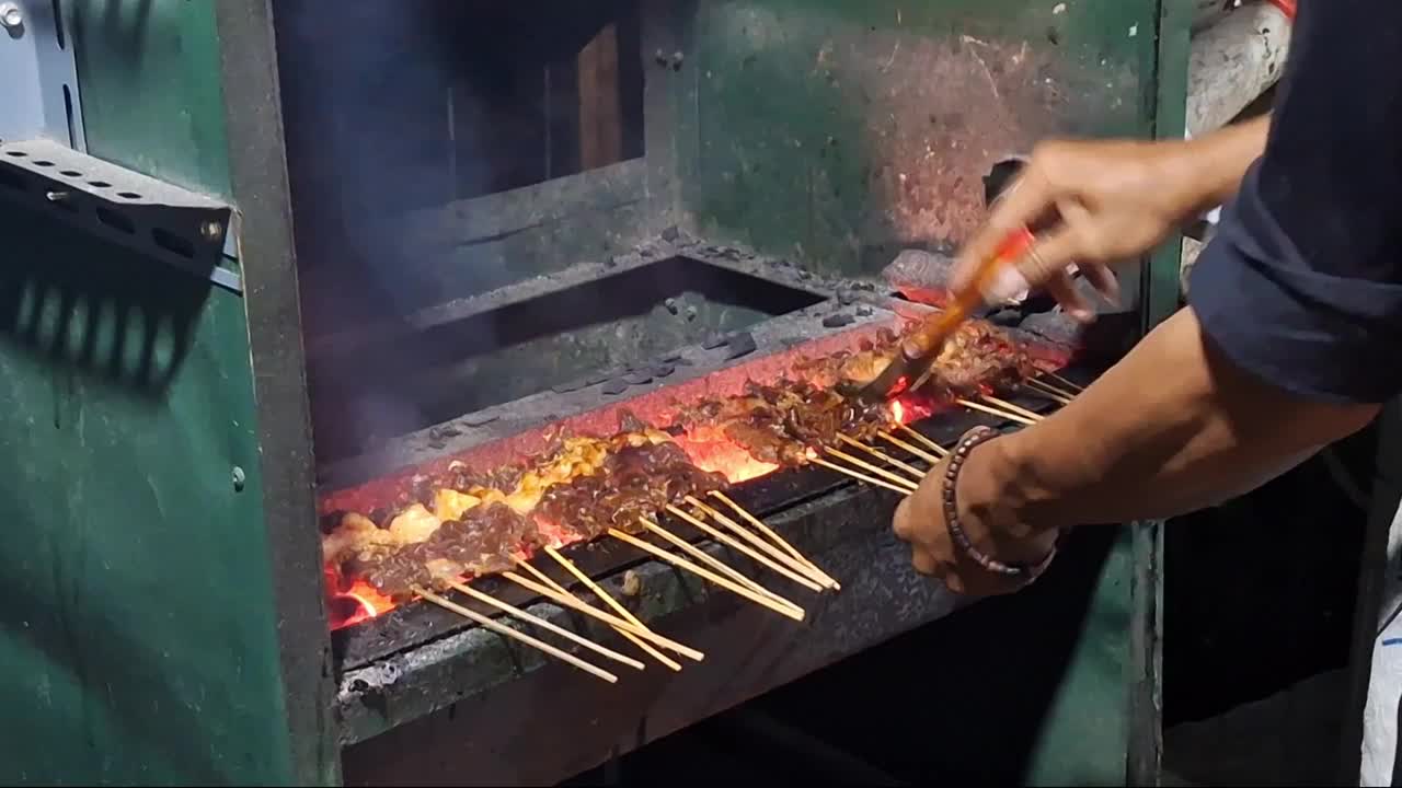 马兰吉沙爹牛肉来自印尼的普瓦卡塔。视频素材