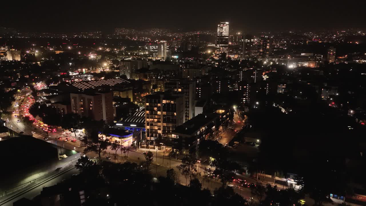 无人机拍摄的墨西哥城夜景。大学和建筑视频素材