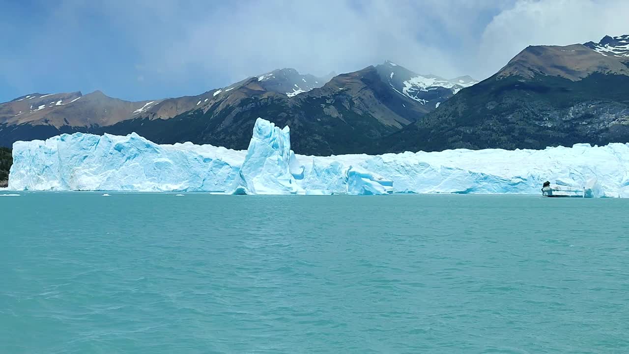 湖中满是从莫雷诺冰川上脱落下来的冰山视频素材