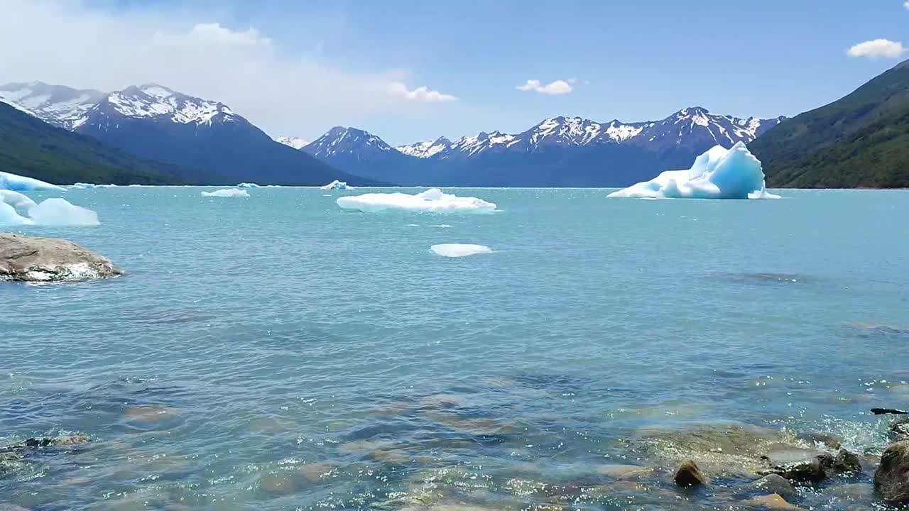 湖中满是从莫雷诺冰川上脱落下来的冰山。视频素材