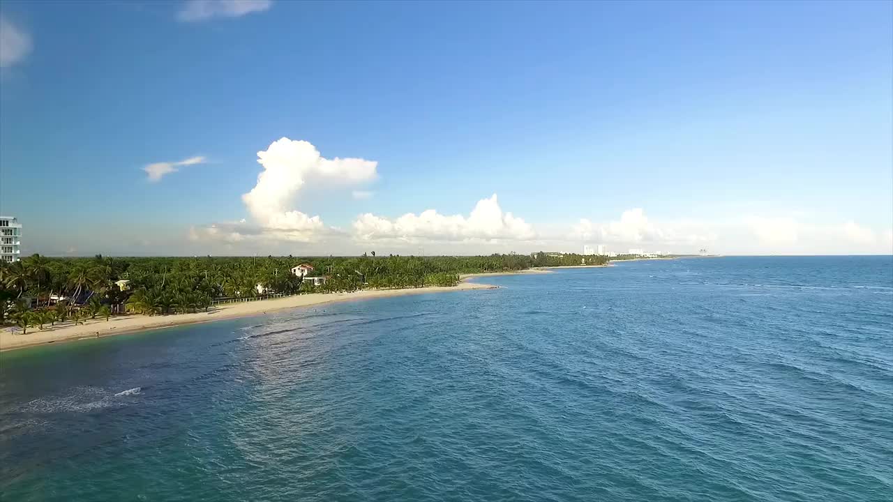 迈阿密海滩湛蓝的海水和蓬松的云在天空中，晴天，鸟瞰图，在美国视频素材