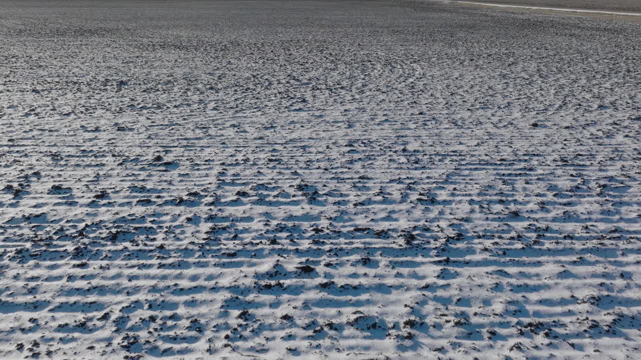 积雪覆盖的农田，航拍视频素材