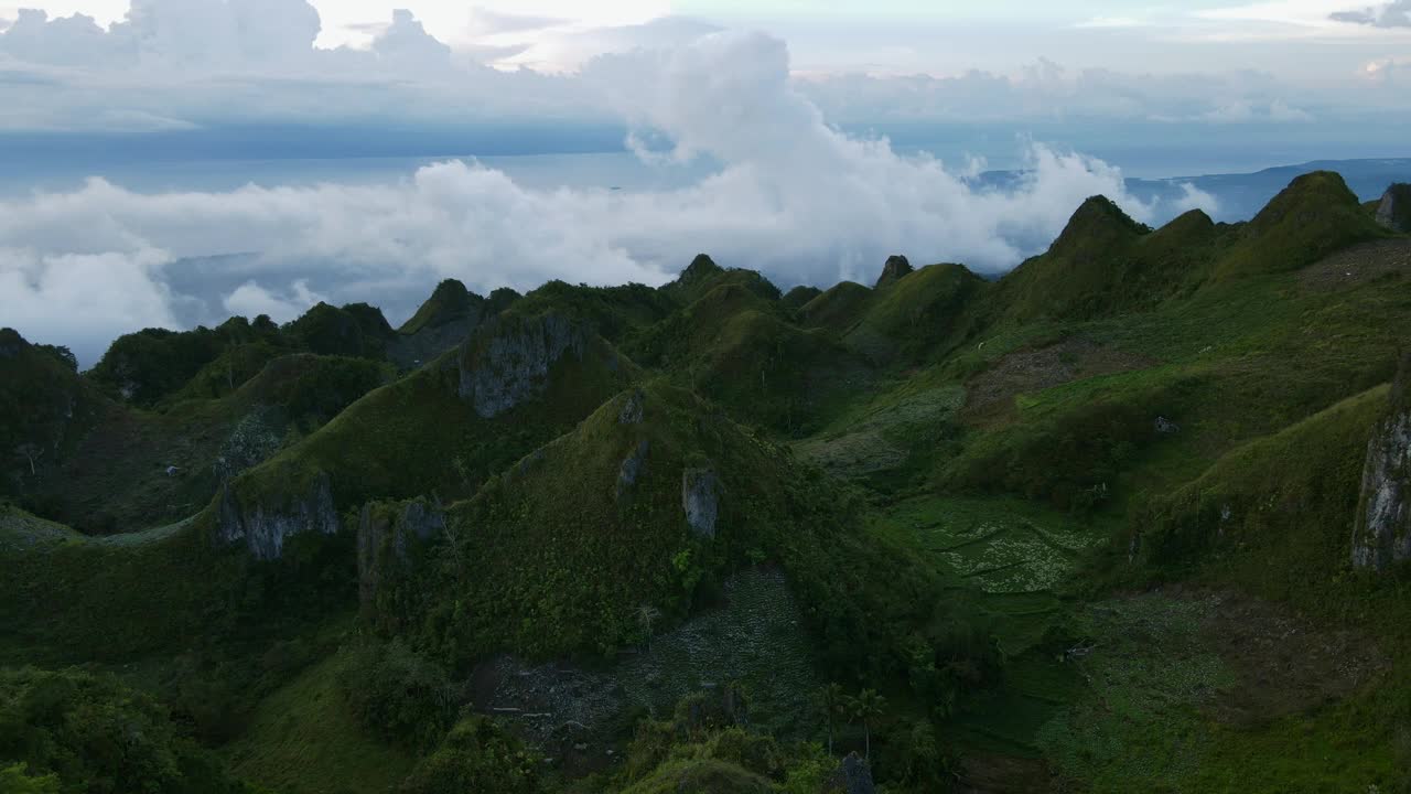 黄昏时分，奥斯米纳峰郁郁葱葱的绿色山丘下的天空引人注目，鸟瞰图视频素材