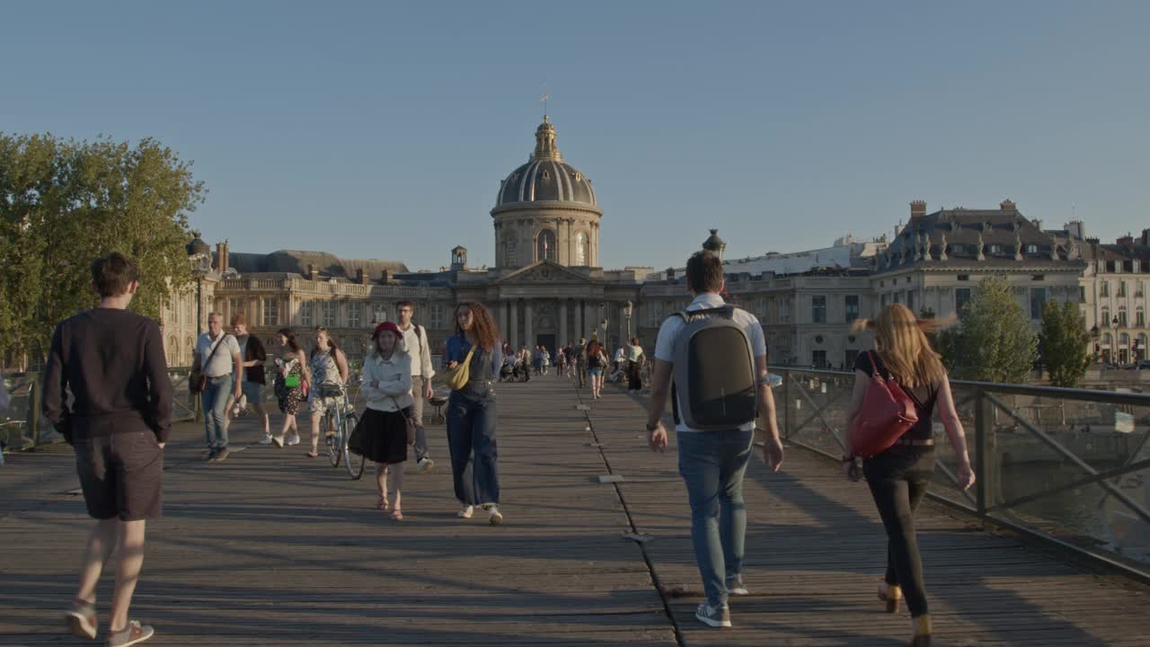 在巴黎的Pont des Arts桥上拍摄的慢镜头，背景是法兰西学院视频下载