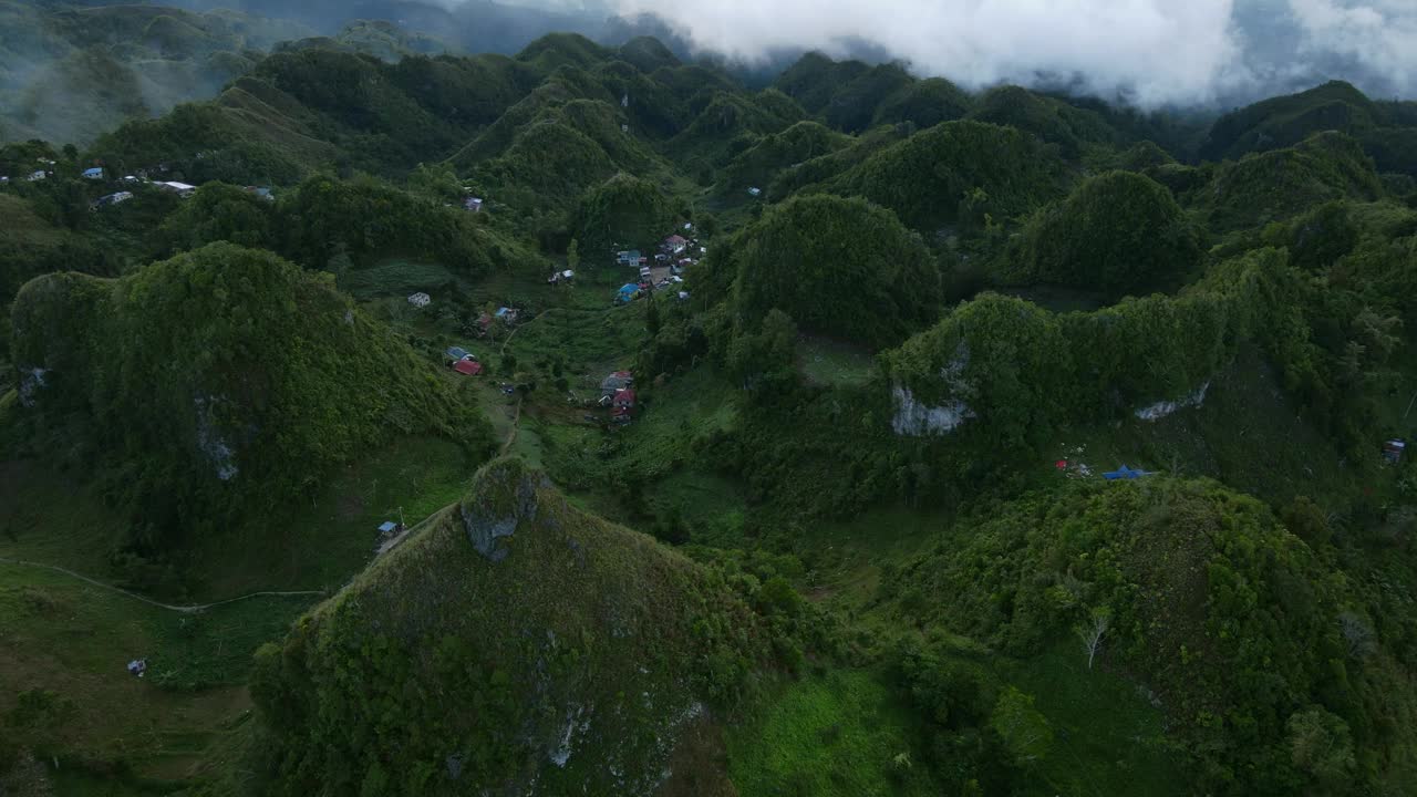 奥斯梅纳峰，菲律宾与绿色的山丘和小村庄在黄昏的云，鸟瞰图视频素材