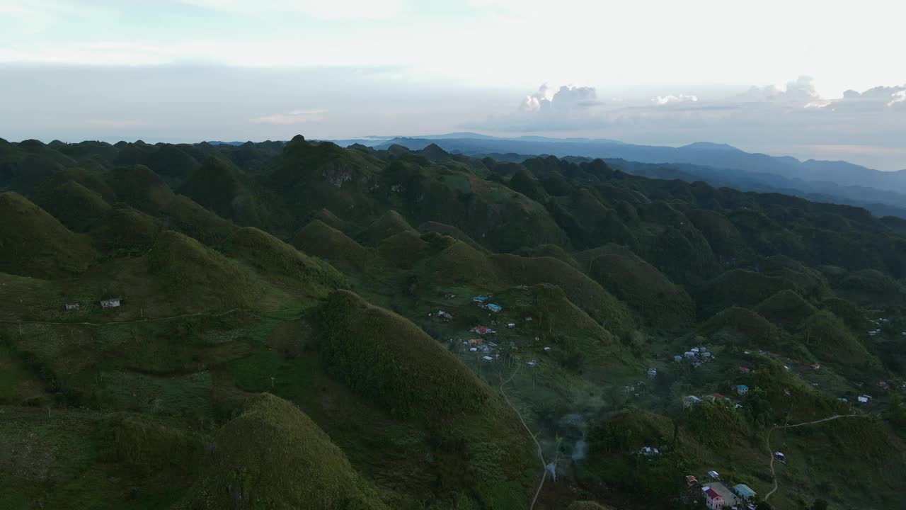 黄昏时分，奥斯梅纳山顶与青翠的山峦和散落的乡村社区，鸟瞰视频素材