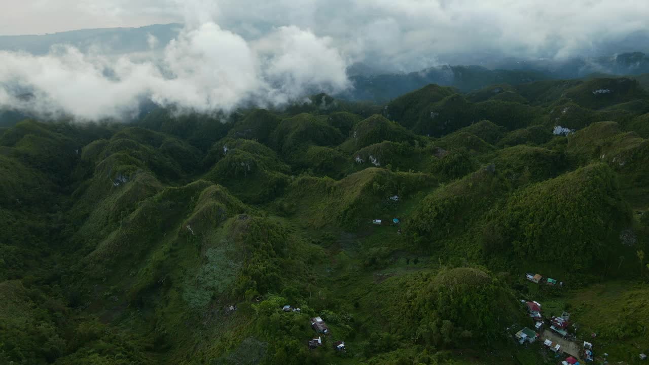 菲律宾奥斯梅纳峰郁郁葱葱的青山，云层翻滚，鸟瞰图视频素材