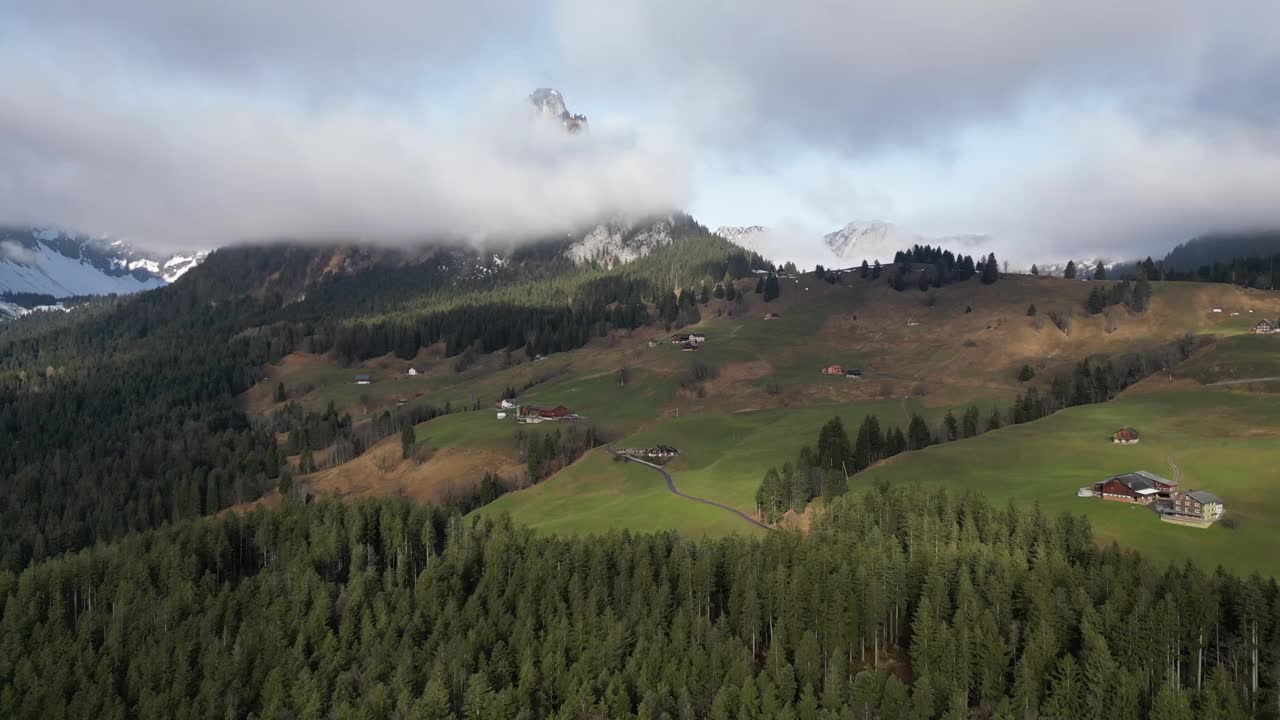 Obersee Glarus Näfels瑞士阳光小镇在云中升起的景色视频素材