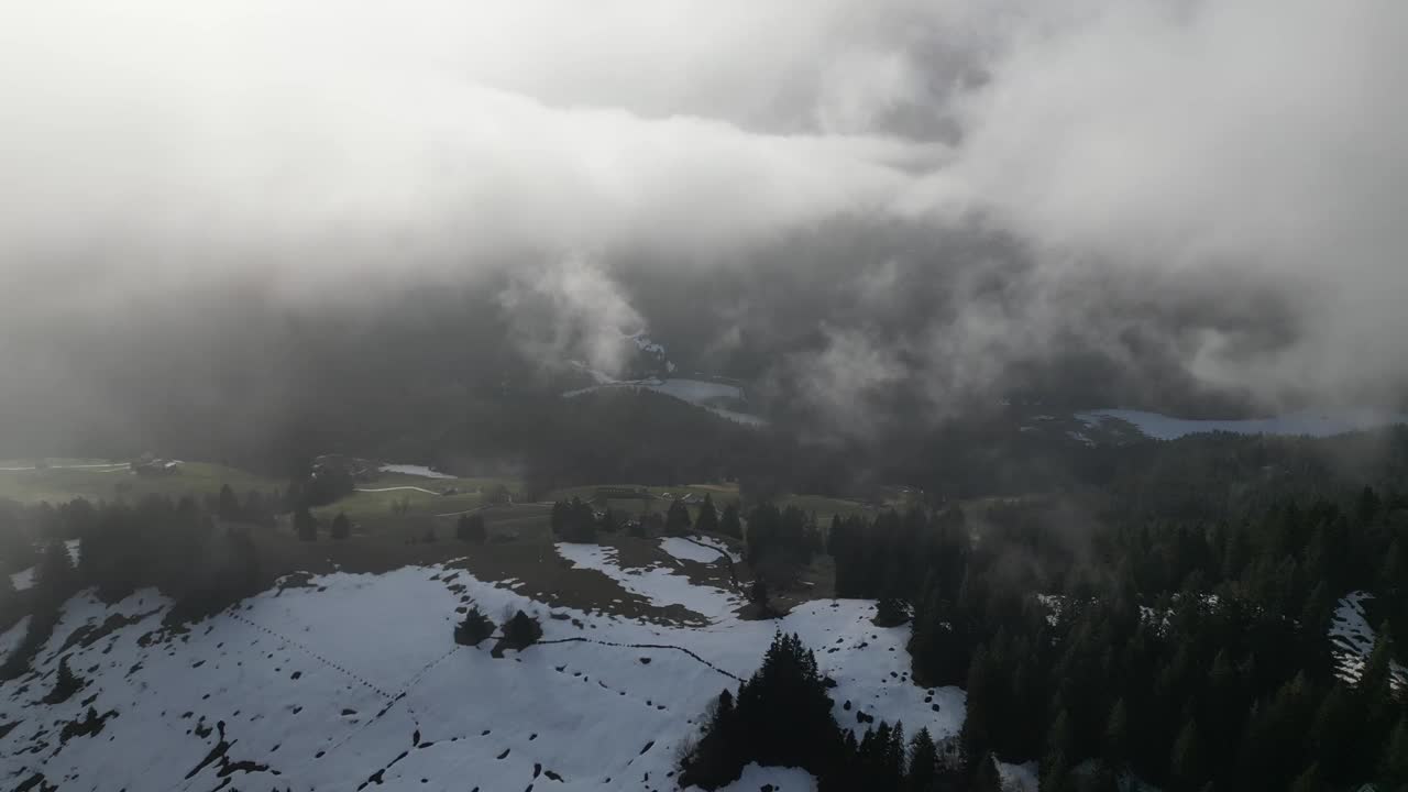 Obersee Glarus Näfels瑞士透过云层看到的瑞士村庄视频素材