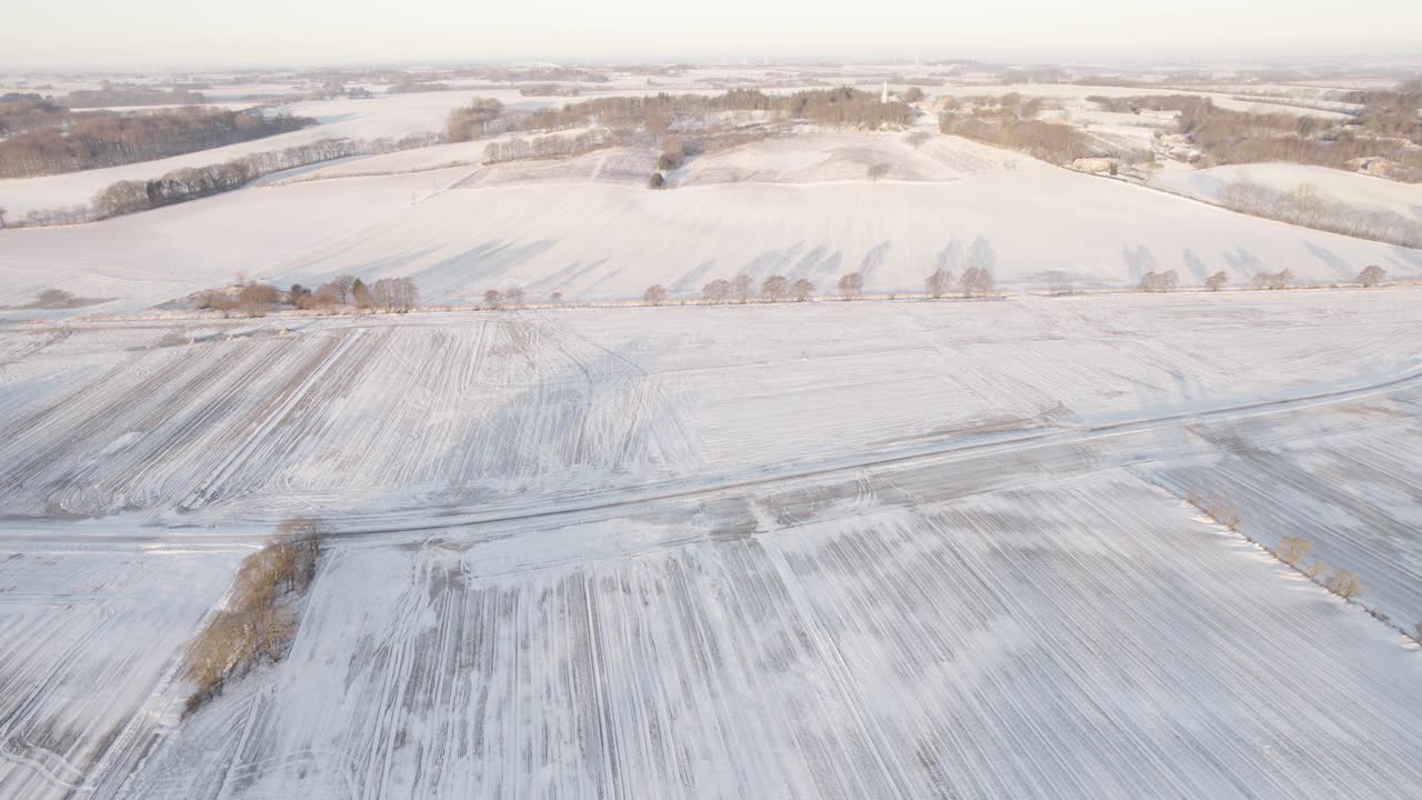 冰雪覆盖的冬季仙境和乡村景观-无人机拍摄视频素材