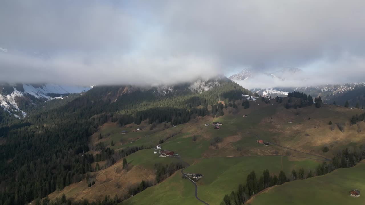 格拉鲁斯Obersee Glarus Näfels瑞士云中的小村庄视频素材