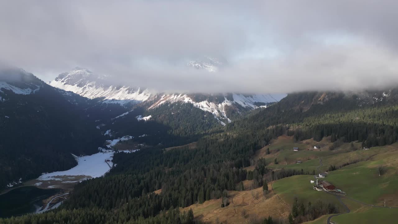 格拉鲁斯Obersee Glarus Näfels瑞士山脉隐藏在瑞士阿尔卑斯山的云视频素材