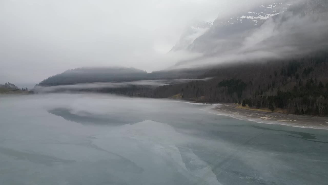 Klöntalersee瑞士格拉鲁斯湖面上的层层薄雾仍然显示出山的倒影视频素材