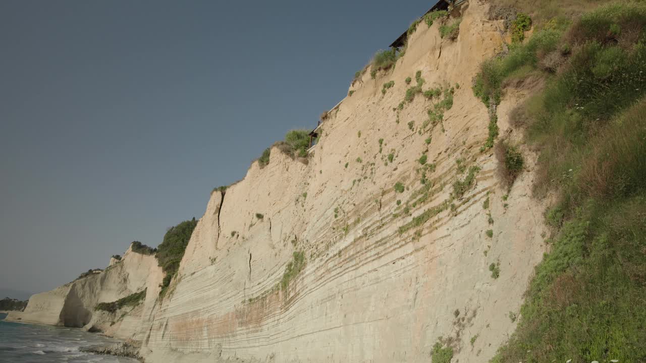 岩石悬崖海景在洛加斯海滩在Peroulades视频素材