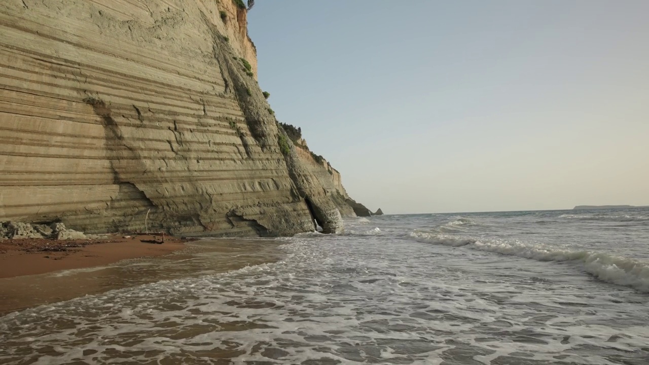 在洛加斯海滩的悬崖上，海浪拍打着海岸视频素材