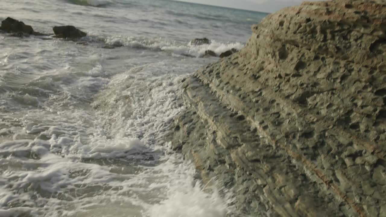 海浪拍打着科孚岛的岩石海岸视频素材