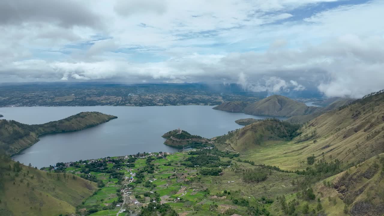 郁郁葱葱的萨莫西尔岛与多巴湖的背景，多云的天空视频素材