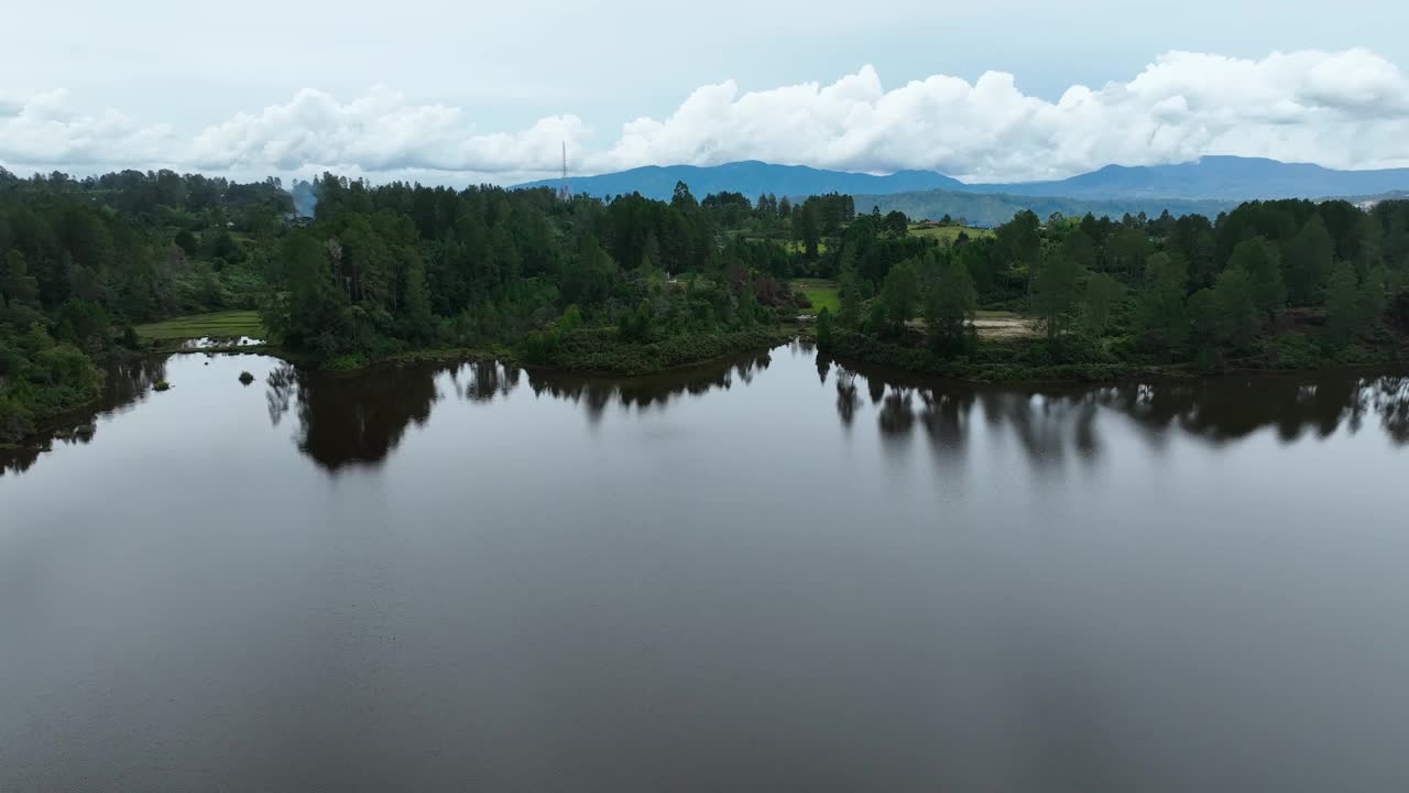 宁静的湖水倒映出一片绿色的森林。原住民岛。空中视频素材