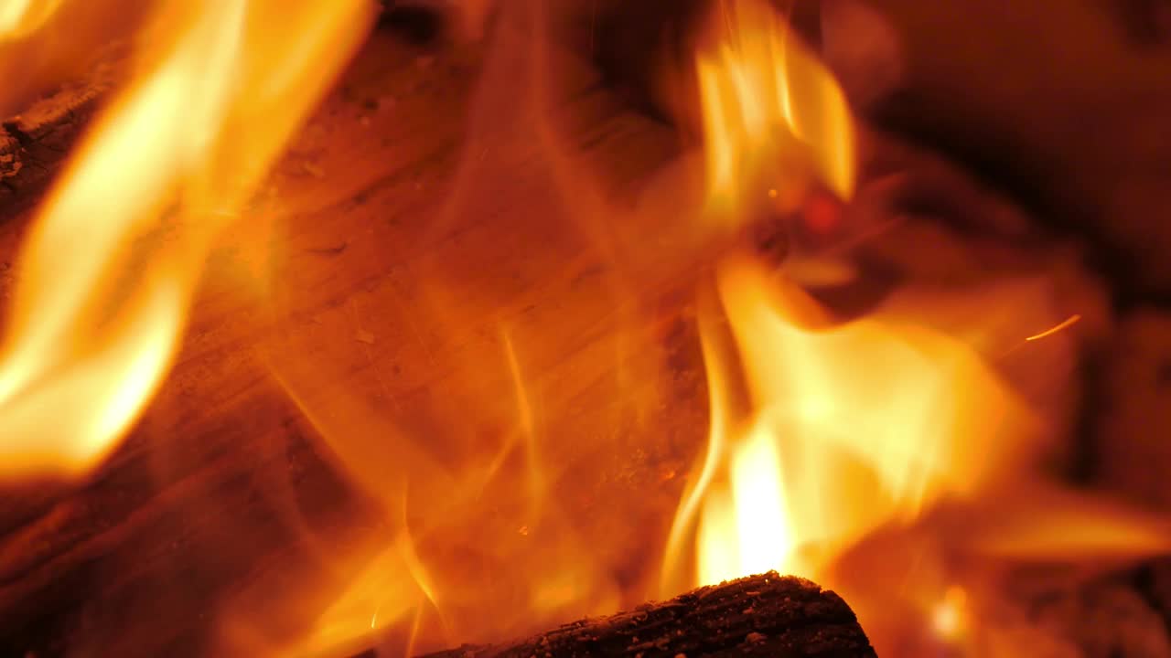 美丽的红色和橙色的火焰在壁炉里燃烧视频素材