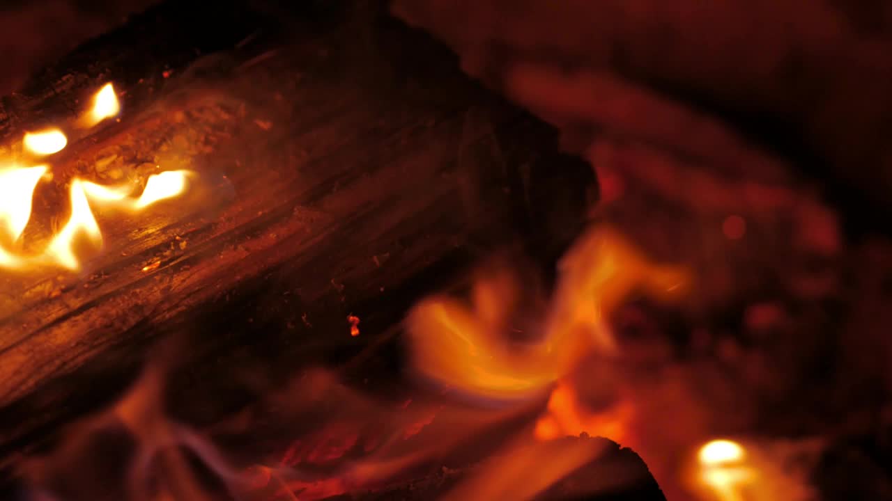 壁炉燃烧。壁炉里温暖舒适的炉火，特写视频素材