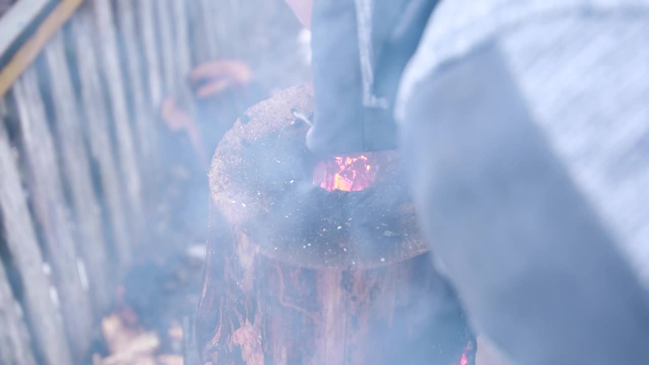 冬日的温暖:沐浴在燃烧的芬兰蜡烛的光辉中视频下载