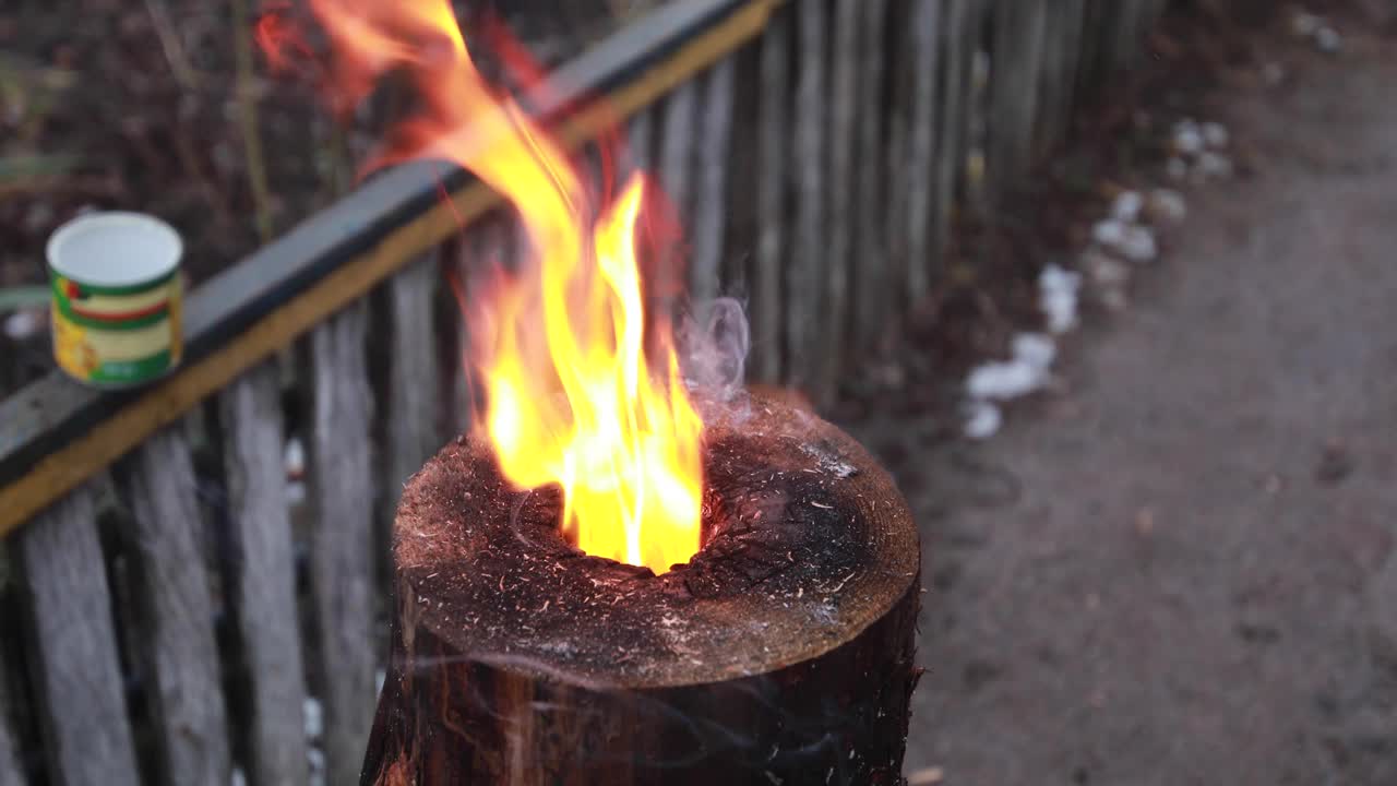 斯堪的纳维亚的宁静:在芬兰蜡烛的火焰下寻找和平视频素材