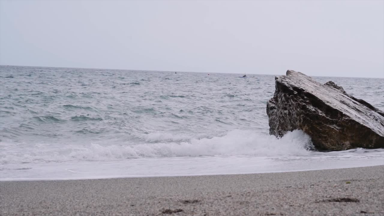 海浪冲击着海滩上的巨石视频素材