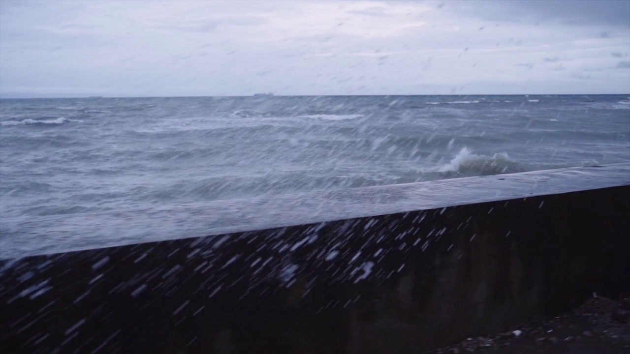 海浪冲击着海滩上的混凝土栏杆视频素材