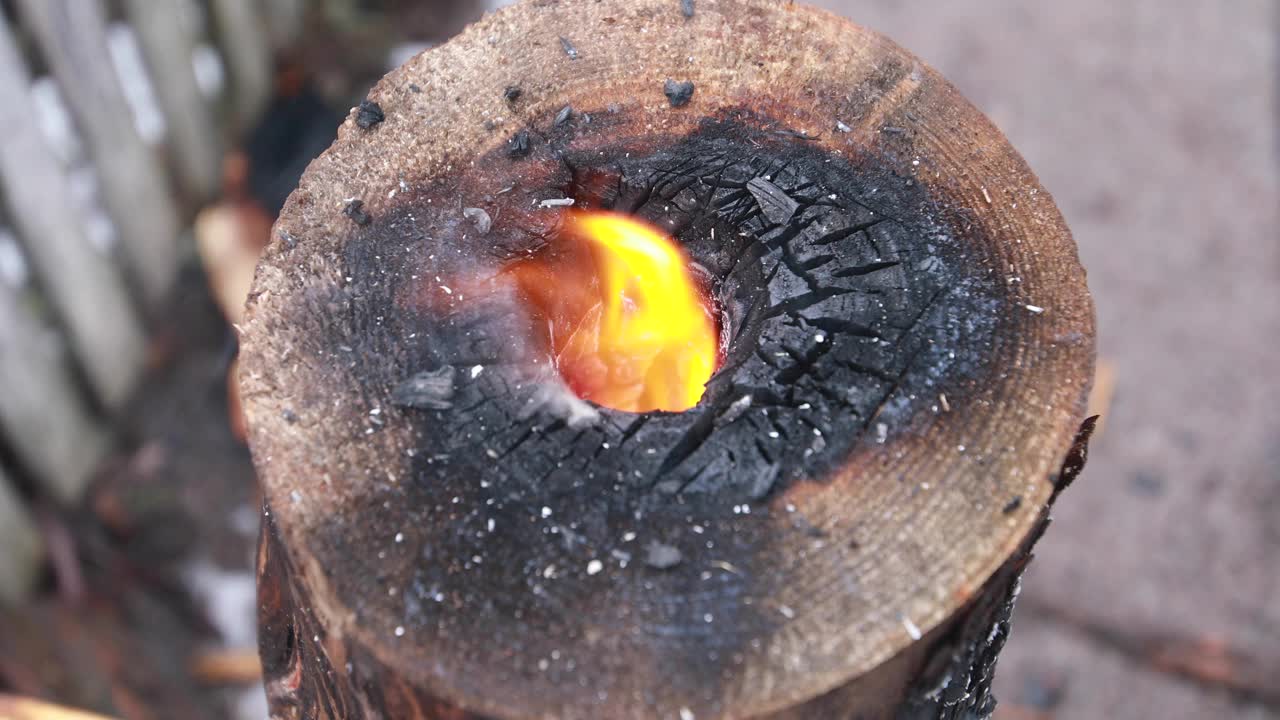 舒适舒适:拥抱燃烧的芬兰蜡烛的温暖视频素材
