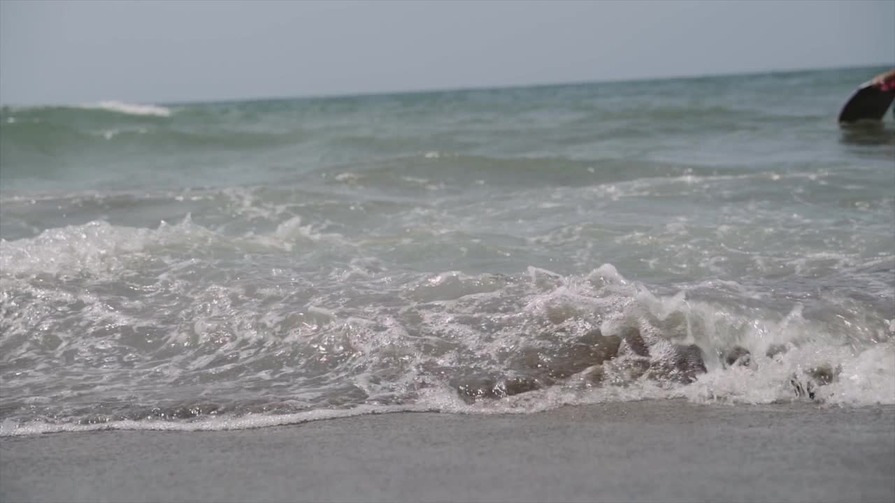 海浪在海滩上飞溅视频素材