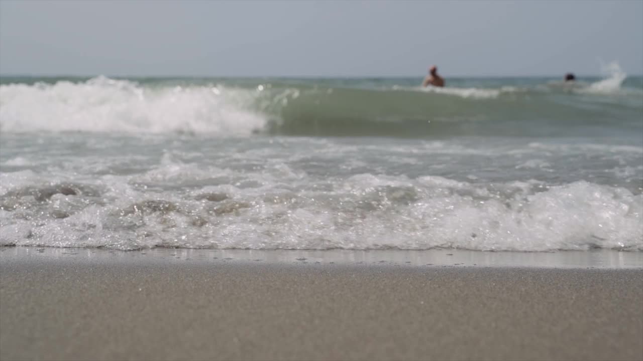 夏天，海浪在海滩上飞溅视频素材