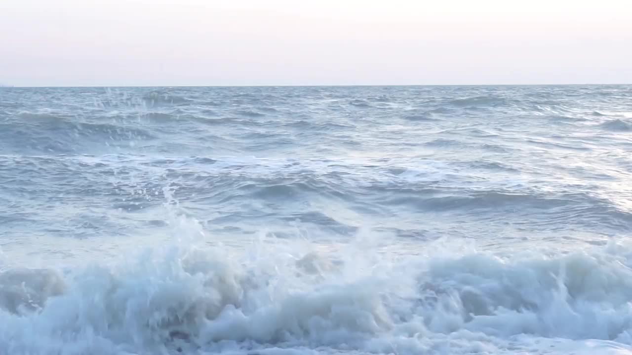 海浪，海浪在海岸上奔跑，特写。视频下载