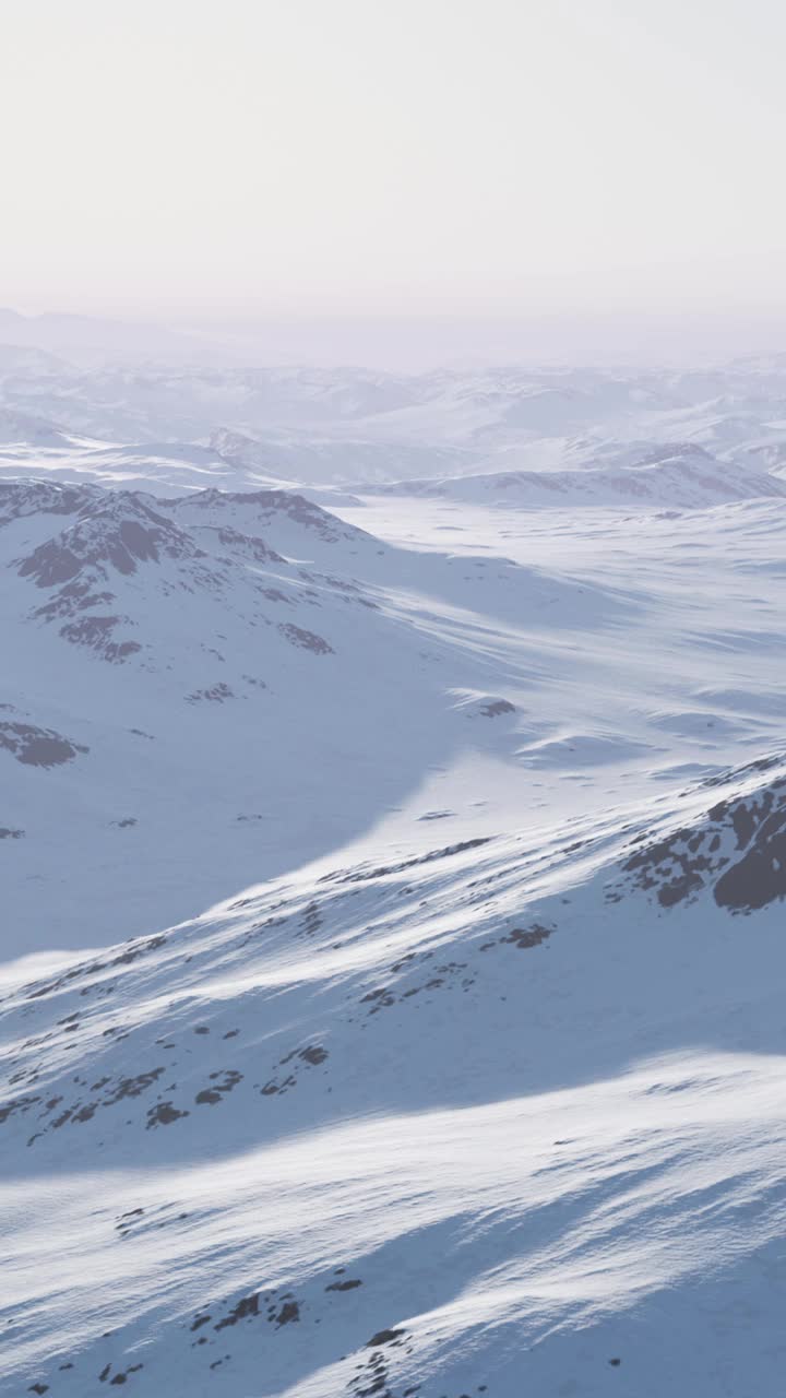 从空中俯瞰白雪覆盖的山峰，令人叹为观止视频素材