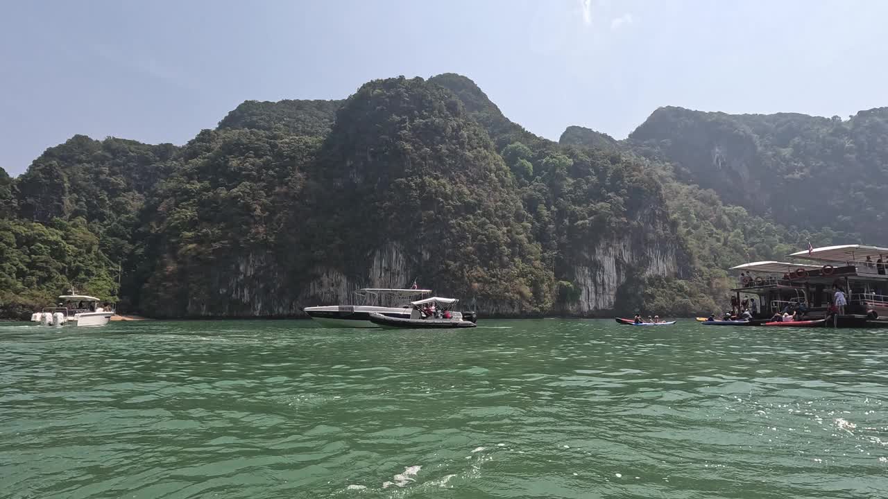 风景秀丽的喀斯特山脉和划船活动视频素材