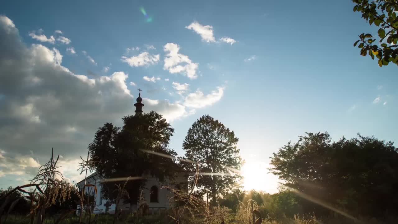 天空背景上的延时教堂视频素材