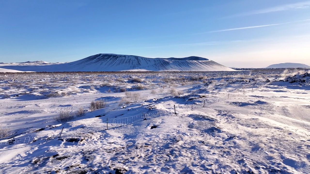 雪覆盖的火山口在冰岛一个晴朗的日子，潘拍摄视频素材